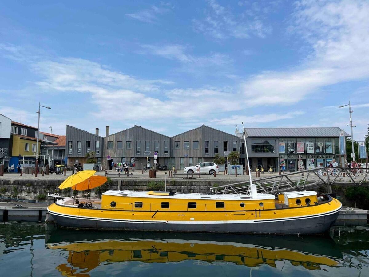 Une Peniche Dans Le Bassin À Flot Du Vieux Port La Rochelle  Exterior foto