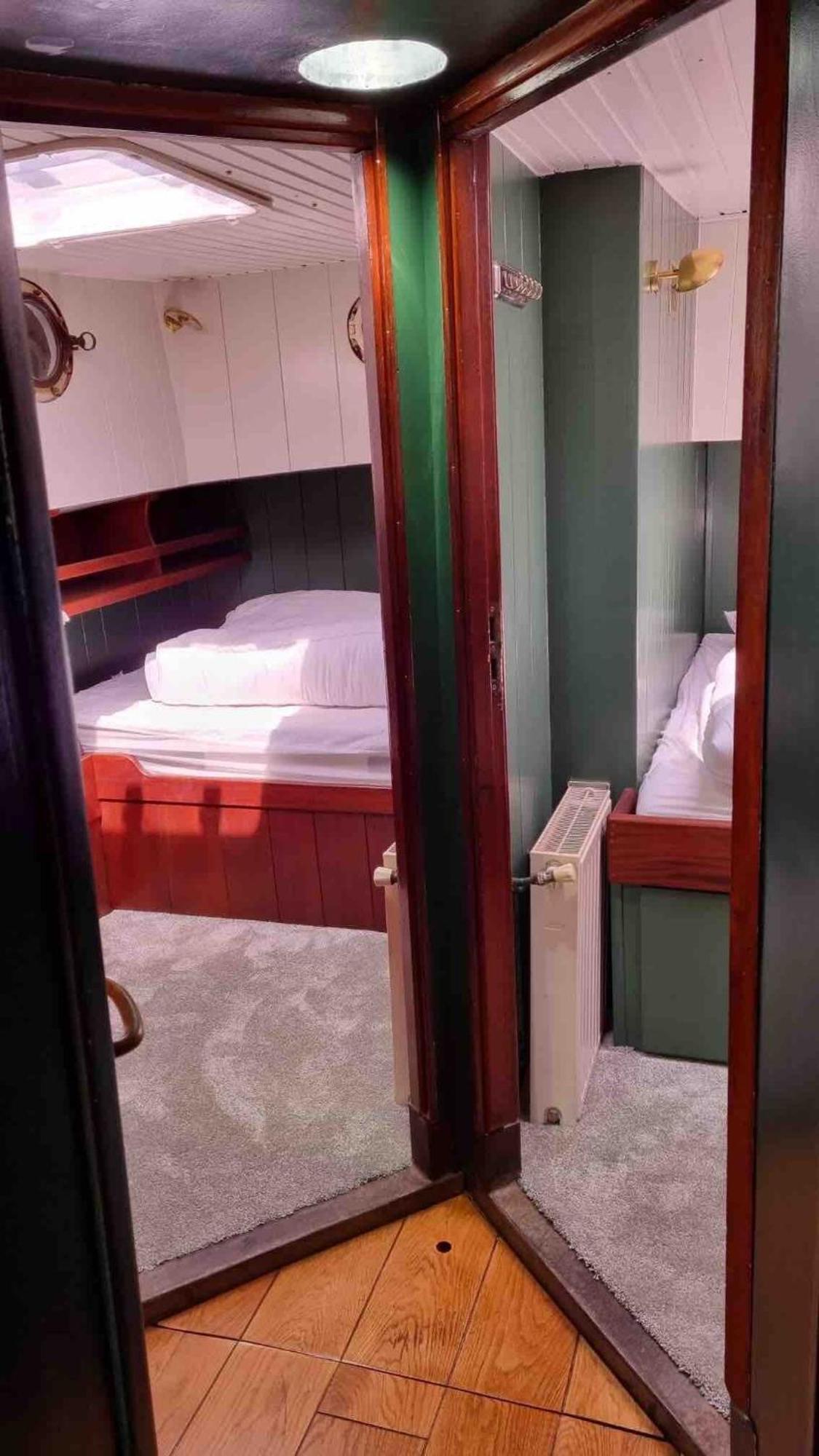 Une Peniche Dans Le Bassin À Flot Du Vieux Port La Rochelle  Exterior foto