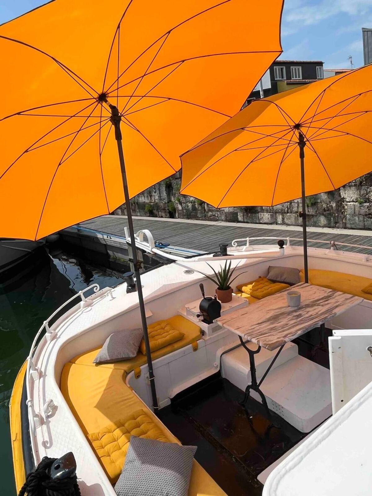 Une Peniche Dans Le Bassin À Flot Du Vieux Port La Rochelle  Exterior foto
